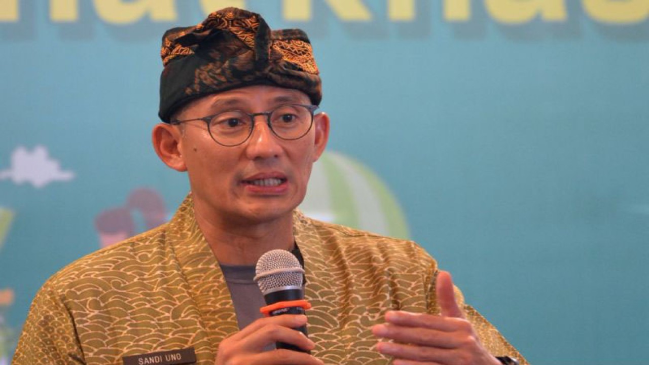 Menteri Pariwisata dan Ekonomi Kreatif (Menparekraf) Sandiaga Salahuddin Uno memberikan keterangan terkait pungutan wisatawan mancanegara untuk penanganan sampah di Badung, Bali, Selasa (30/1/2024). ANTARA/Fikri Yusuf