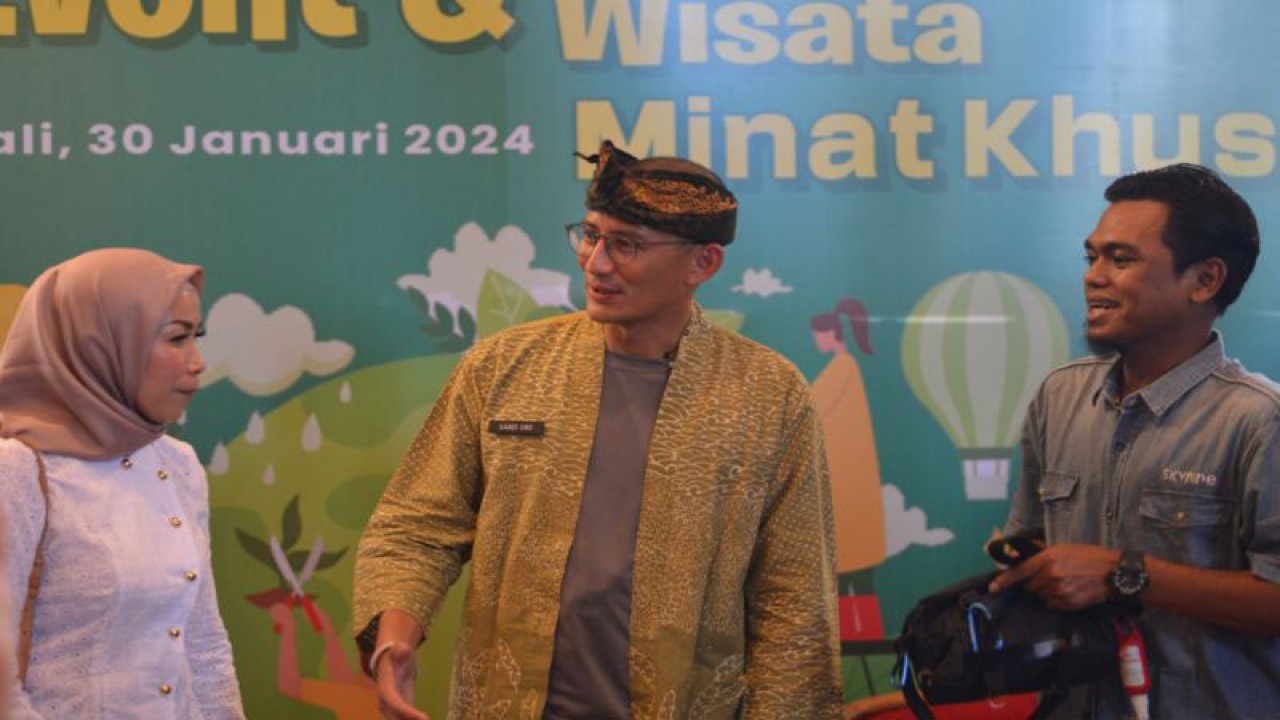 Menteri Pariwisata dan Ekonomi Kreatif (Menparekraf) Sandiaga Salahuddin Uno (tengah) berbincang dengan pelaku event dan produk wisata minat Kkhusus, di Badung, Selasa (30/1/2024). ANTARA/Fikri Yusuf