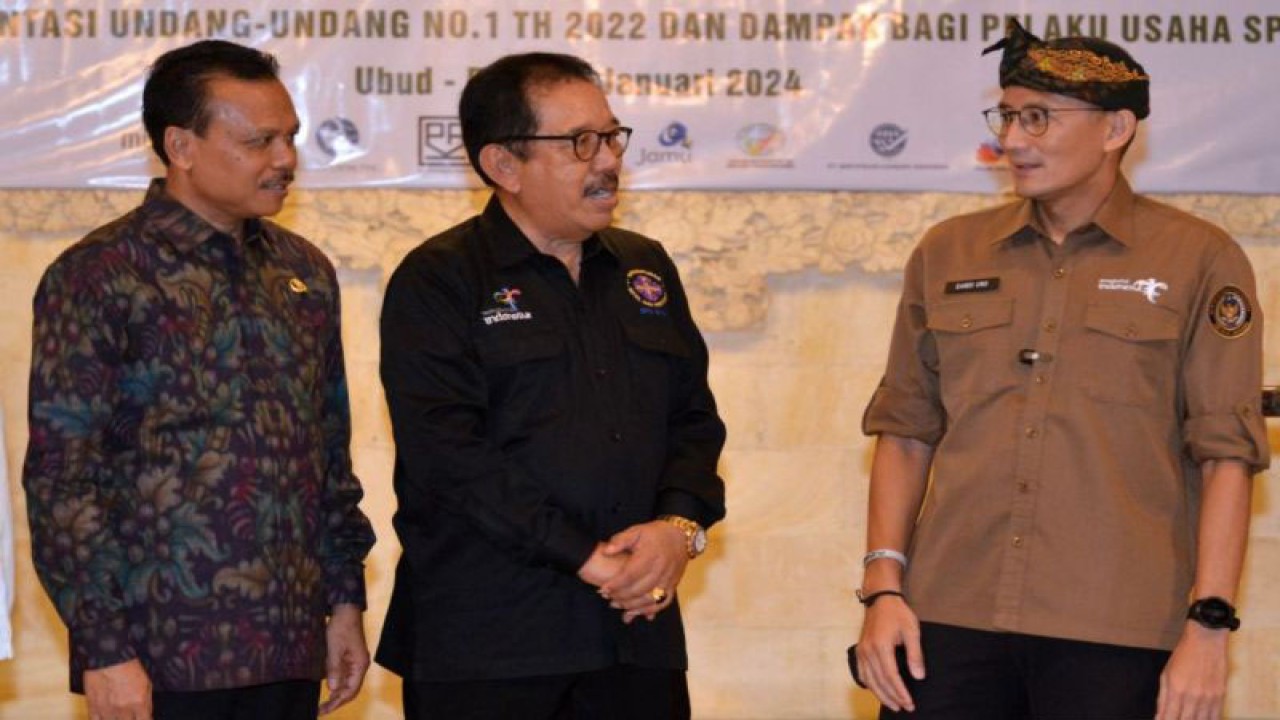 Menteri Pariwisata dan Ekonomi Kreatif (Menparekraf) Sandiaga Salahuddin Uno (kanan) berbincang dengan Sekretaris Daerah Provinsi Bali Dewa Made Indra (kiri) dan Ketua Perhimpunan Hotel dan Restoran Indonesia Bali Tjokorda Oka Artha Ardana Sukawati (tengah) saat kegiatan Seminar Nasional Spa di kawasan Ubud, Gianyar, Bali, Rabu (31/1/2024). ANTARA/Fikri Yusuf