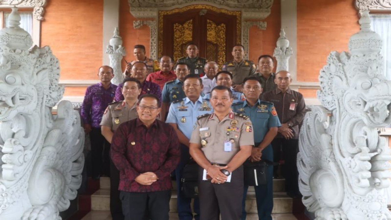 Pj Gubernur Bali Sang Made Mahendra Jaya saat menerima Tim Dewan Ketahanan Nasional bahas pengawasan pemilu di Denpasar, Rabu (24/1/2024). ANTARA/Ho-Pemprov Bali