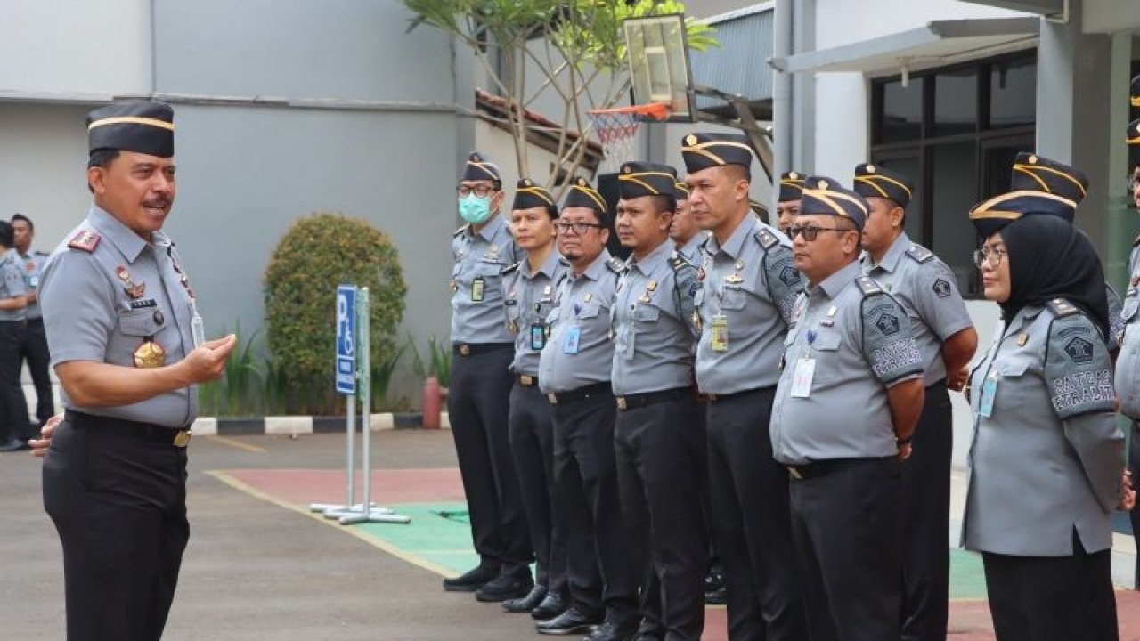 Kepala Kantor Wilayah Kemenkumham DKI Jakarta Ibnu Chuldun saat memberikan arahan kepada Satuan Tugas (Satgas) Netralitas untuk memantau aktivitas Aparatur Sipil Negara (ASN) selama masa kampanye Pemilu 2024 di Kantor Kemenkumham DKI Jakarta, Jakarta Timur, Senin (15/1/2024). ANTARA/HO-Kanwil Kemenkumham DKI Jakarta