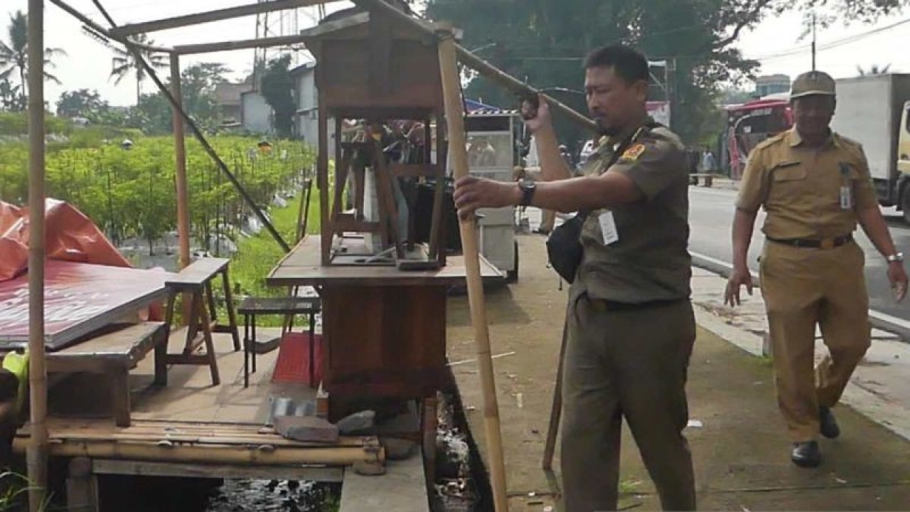 Satpol PP Pemkab Temanggung bongkar lapak PKL di Jalan Gatot Soebroto, Senin (8/1/2024). ANTARA/Heru Suyitno