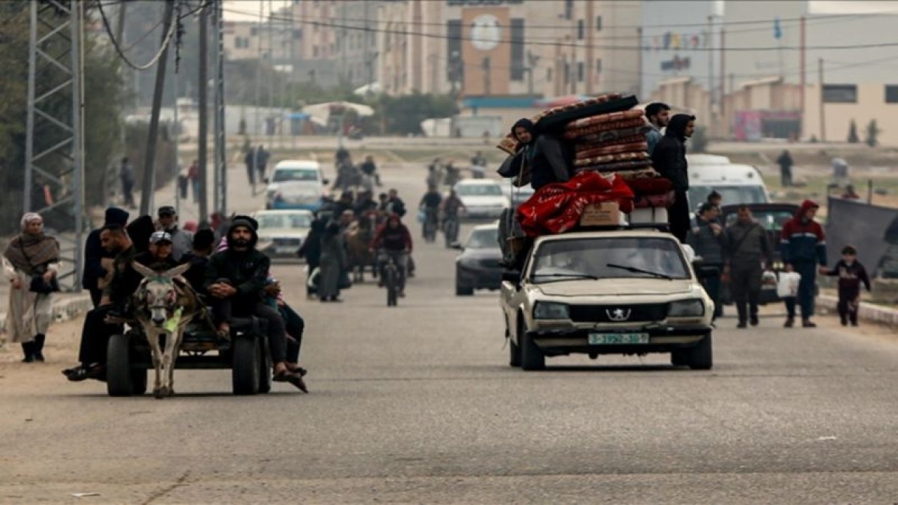 Satu mobil terlihat membawa barang-barang saat warga mengungsi. (ANTARA/Anadolu)