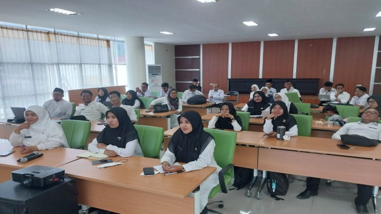 Sebanyak 33 PPPK UIN Datokarama mengikuti sosialisasi Massive Open Online Course (MOOC) LAN pada pelaksanaan orientasi PPPK yang dilaksanakan oleh Kementerian Agama melalui Balai Pendidikan dan Pelatihan Keagamaan wilayah kerja Manado secara virtual, di Palu, Senin (15/1/2024). (ANTARA/Muhammad Hajiji)