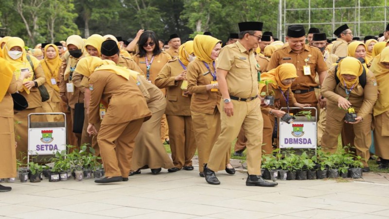 Sejumlah ASN Kabupaten Tangerang menerima bibit cabai dari PJ Bupati Tangerang (HO/Pemkab Tangerang)