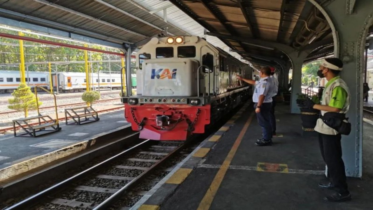 Ilustrasi: Petugas memberangkatkan KA Sritanjung di Stasiun Jember (ANTARA/HO-Humas KAI Daop 9 Jember)