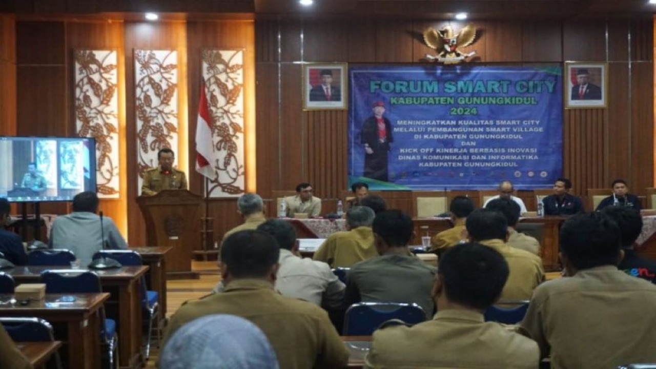 Sekda Gunungkidul Sri Suhartanta memberikan arahan peningkatkan smart city. (ANTARA/HO-Humas Pemkab Gunungkidul)