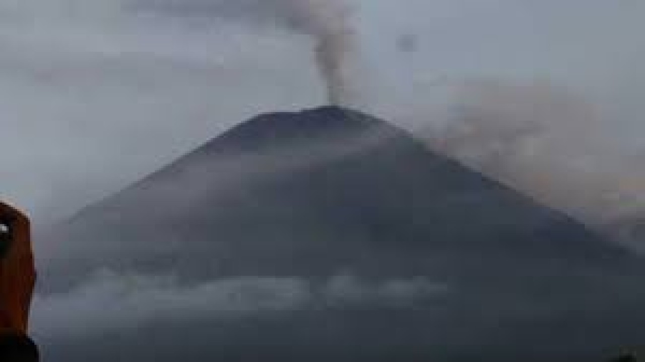 Gunung Semeru mengalami dua kali erupsi pada hari ini/ist