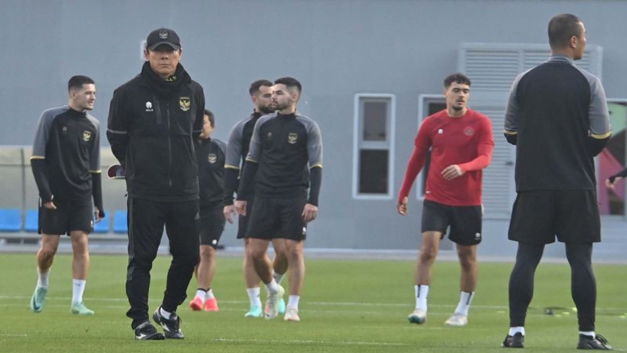 Pelatih Timnas Indonesia Shin Tae-yong menyaksikan pemainnya saat latihan di Lapangan Al Egla 2, Doha, Qatar, Kamis (18/1/2024). Pelatih Timnas Indoesia Shin Tae-yong menargetkan kemenangan saat bertanding melawan Timnas Vietnam pada pertandingan kedua grup D Piala Asia 2023 di Qatar pada Jumat (19/1/2024), untuk membuka peluang lolos ke babak selanjutnya. ANTARA FOTO/Yusran Uccang/aww.