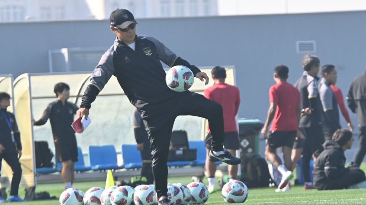 Pelatih Timnas Indonesia Shin Tae-yong menyiapkan bola saat latihan di Lapangan Al Egla 2, Lusail, Qatar, Selasa (23/1/2024). ANTARAFOTO/Yusran Uccang/Spt