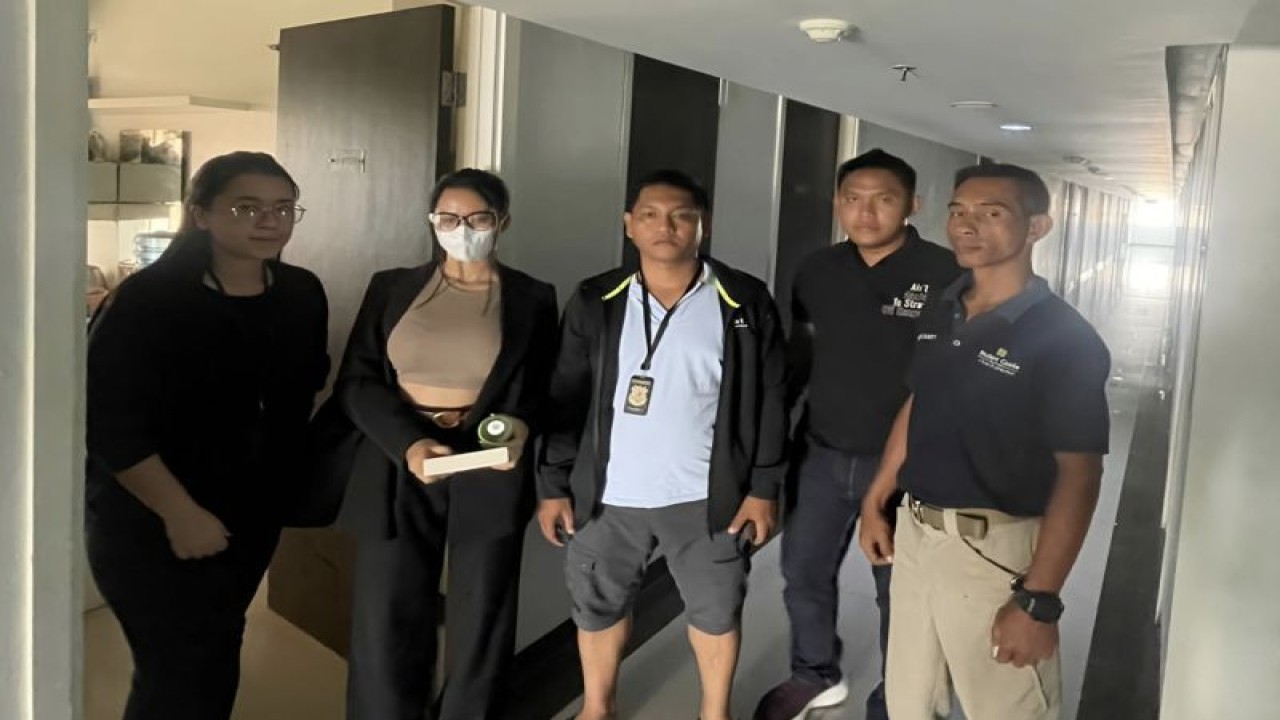 Francisca Candra Novitasari atau Siskaeee (kedua dari kiri) saat dijemput paksa oleh penyidik Ditreskrimsus Polda Metro Jaya di Yogyakarta, Rabu (24/1/2024). ANTARA/HO-Direktorat Reserse Kriminal Khusus Polda Metro Jaya