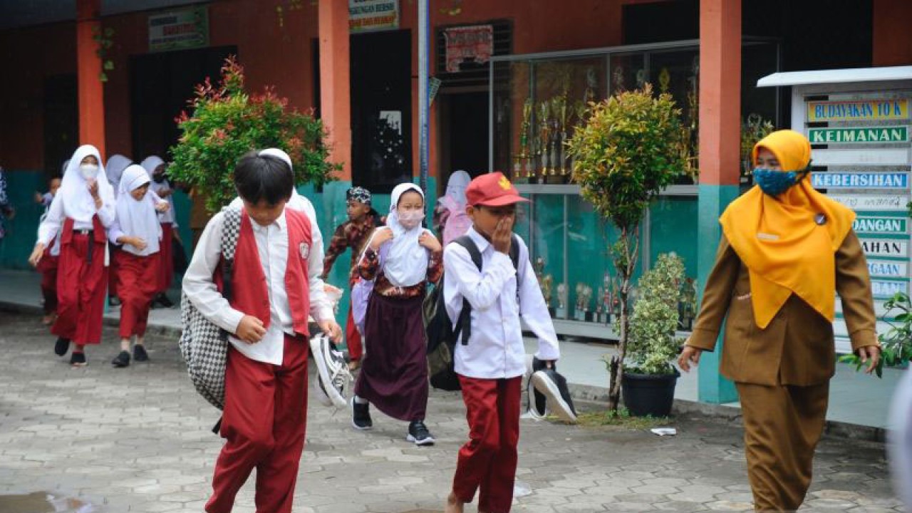 Siswa-siswi SDN Kepuh di Cilegon, Banten, dipulangkan lebih awal akibat bau gas kimia dari PT Candra Asri (ANTARA/Desi Purnama Sari)