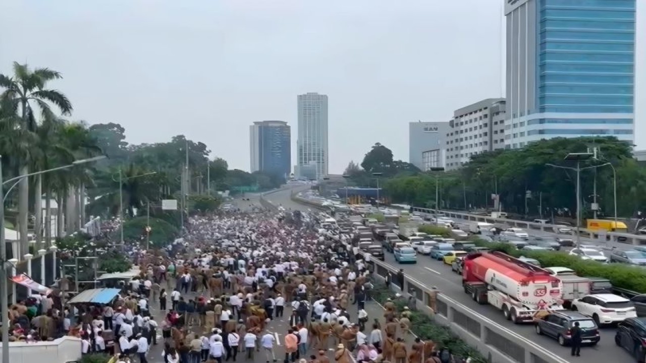 Situasi depan gedung DPR/MPR yang dipenuhi massa dari Asosiasi Kepala Desa (APDESI) melakukan Aksi Bersama Desa di Jakarta, Rabu (31/1/2024) ANTARA/HO-Dokumentasi Pribadi