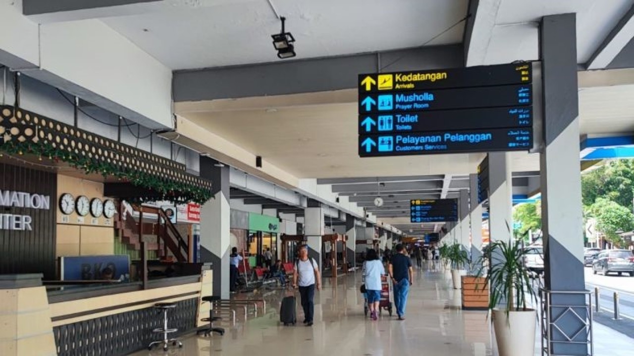 Situasi penumpang pesawat di Bandara Halim Perdanakusuma, Jakarta Timur, Selasa (16/1/2024). ANTARA/Syaiful Hakim