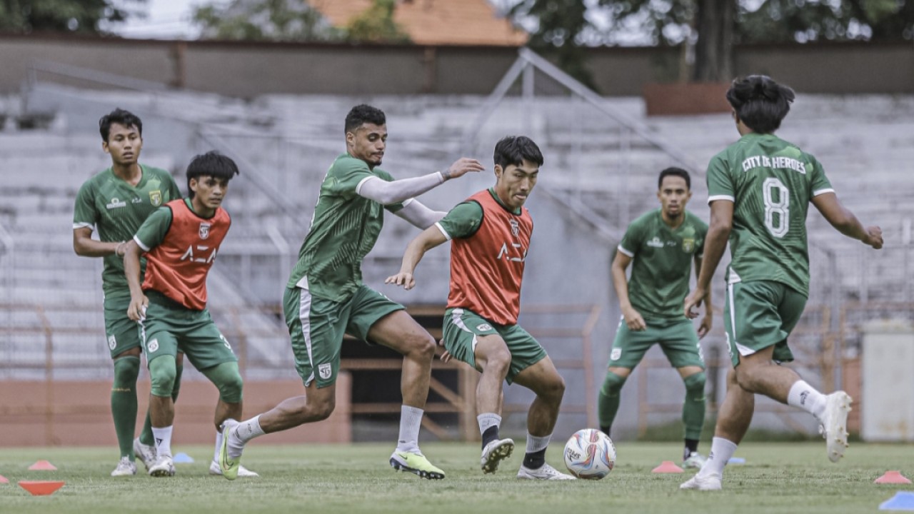 Skuad Persebaya latihan