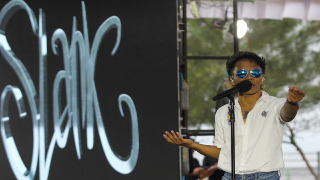 Ilustrasi - Grup band Slank saat menghibur penonton pada Puncak Apresiasi Gerakan Nasional Bulan Cinta Laut di Taman Hiburan Pantai Kenjeran, Surabaya, Jawa Timur, Jumat (10/11/2023). (ANTARA FOTO/DIDIK SUHARTONO)