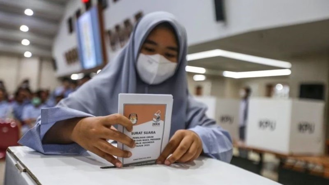 Arsip Foto - Siswa memasukkan surat suara saat mengikuti rangkaian simulasi Pemilihan Umum (Pemilu) 2024 di Gedung KPU, Jakarta, Kamis (23/2/2023). ANTARA FOTO/Asprilla Dwi Adha/rwa/aa.