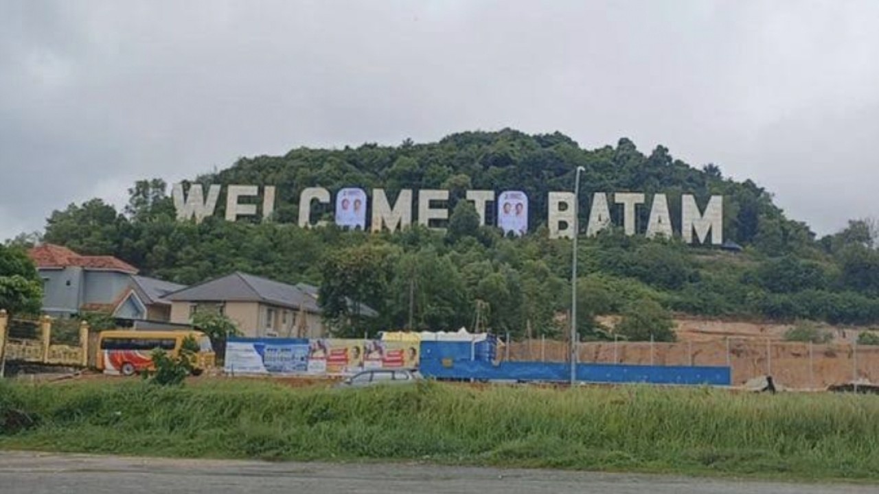 Spanduk Prabowo Gibran terbentang di Monumen Welcome to Batam