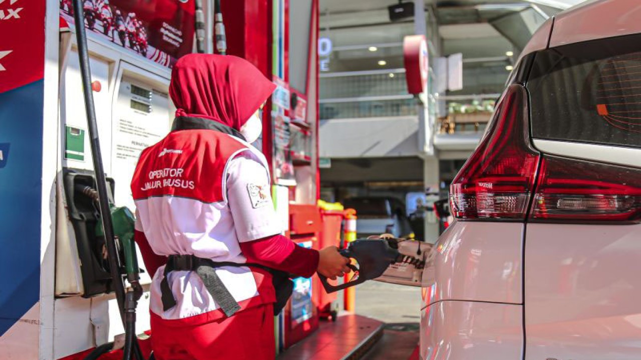 Petugas SPBU sedang melayani pengisian bensin di jalur Fast Track. ANTARA/HO-Pertamina Patra Niaga