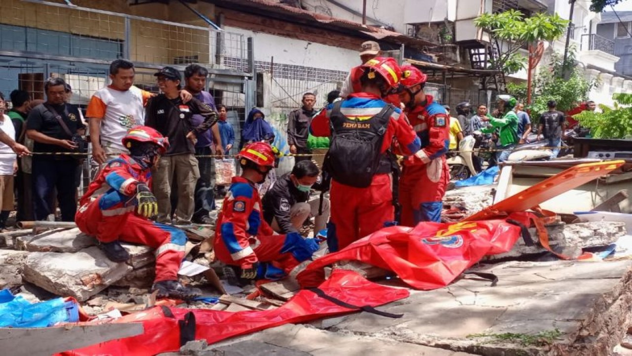 Tembok SPBU Pertamina Tebet di Jalan Prof. Dr. Soepomo, Tebet Barat, Jakarta Selatan, roboh pada Minggu siang (21/1/2024). ANTARA/HO-Sudin Gulkarmat Jakarta Selatan/pri.