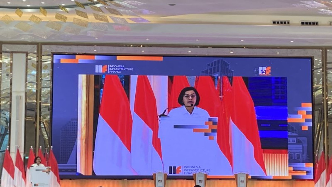 Menteri Keuangan Sri Mulyani Indrawati memberikan sambutan dalam kegiatan forum diskusi HUT Ke-14 Indonesia Infrastructure Finance bertema “The Dynamics of Sustainable Infrastructure Financing and Its Roles in Achieving Food Security” di Jakarta, Senin (29/1/2024). (ANTARA/Imamatul Silfia)