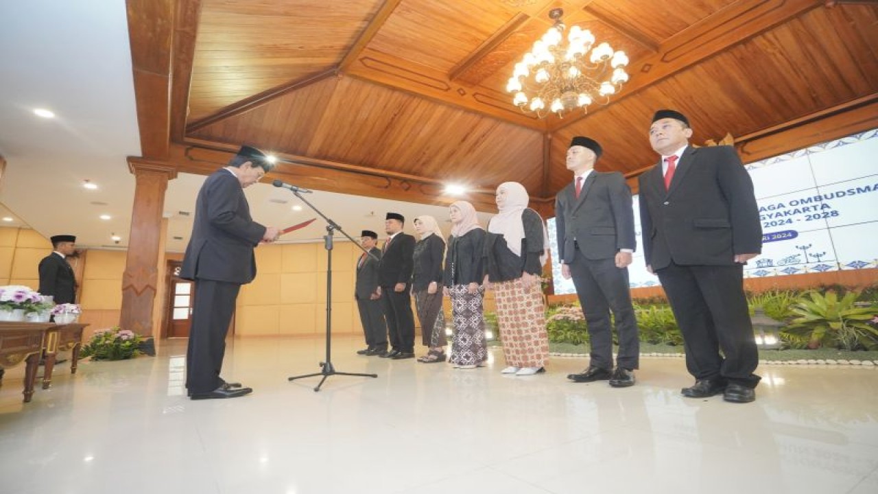 Gubernur Daerah Istimewa Yogyakarta (DIY) Sri Sultan Hamengku Buwono X mengukuhkan anggota Lembaga Ombudsman DIY periode 2024-2028 di kompleks Kepatihan, Yogyakarta, Senin (22/1/2024). ANTARA/HO-Pemprov DIY