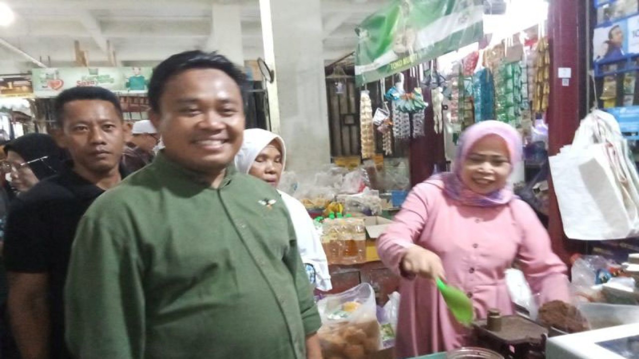 Staf Khusus Menteri Ketenagakerjaan Caswiyono Rusydie Cakrawangsa saat "blusukan" di Pasar Induk Batang, di Batang, Rabu (24/1/2024). ANTARA/Kutnadi.