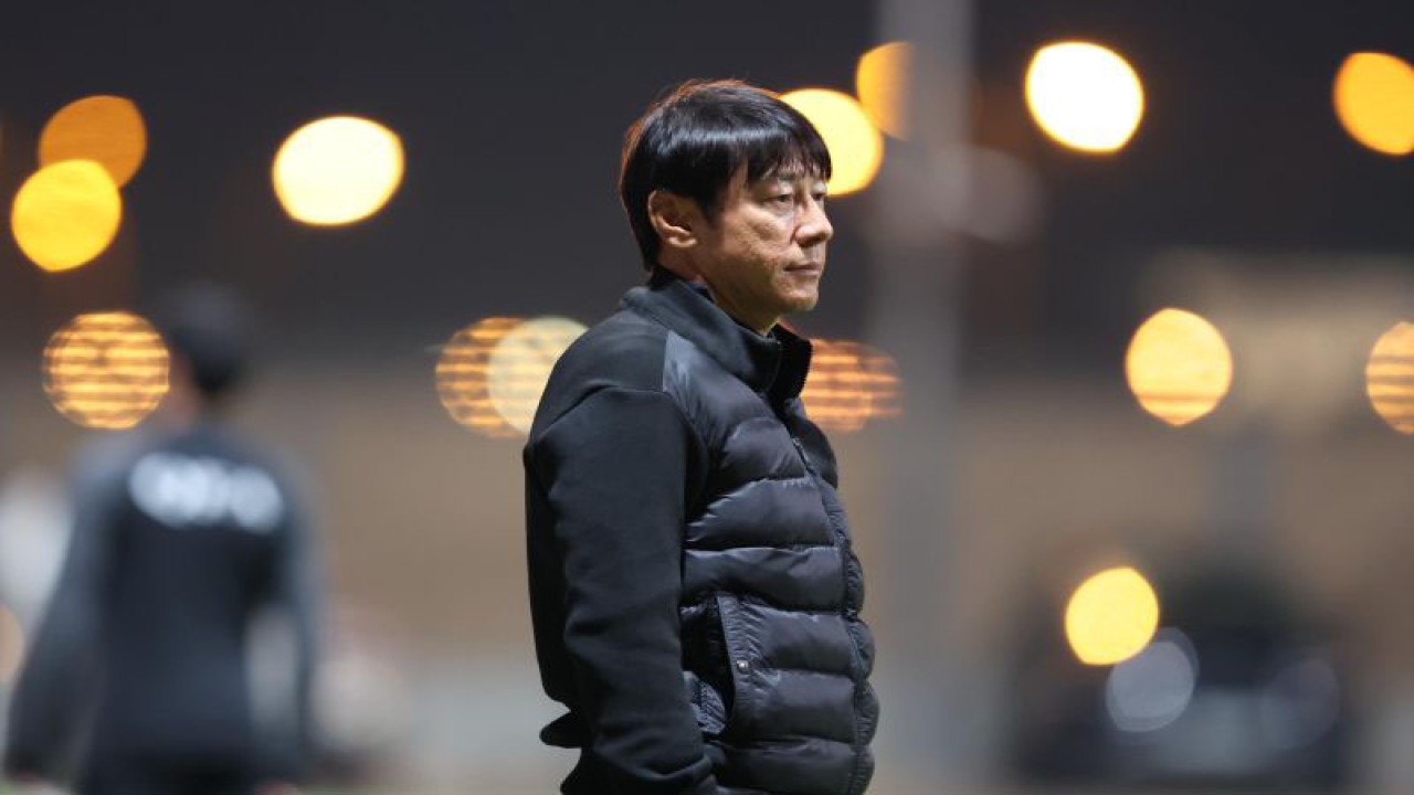 Pelatih timnas Indonesia Shin Tae-yong saat mendampingi tim pada laga uji coba melawan Iran sebagai persiapan Piala Asia 2023, di Al Rayyan Sports Club, Doha, Qatar, Selasa (9/1/2024). (ANTARA/Ho/PSSI)