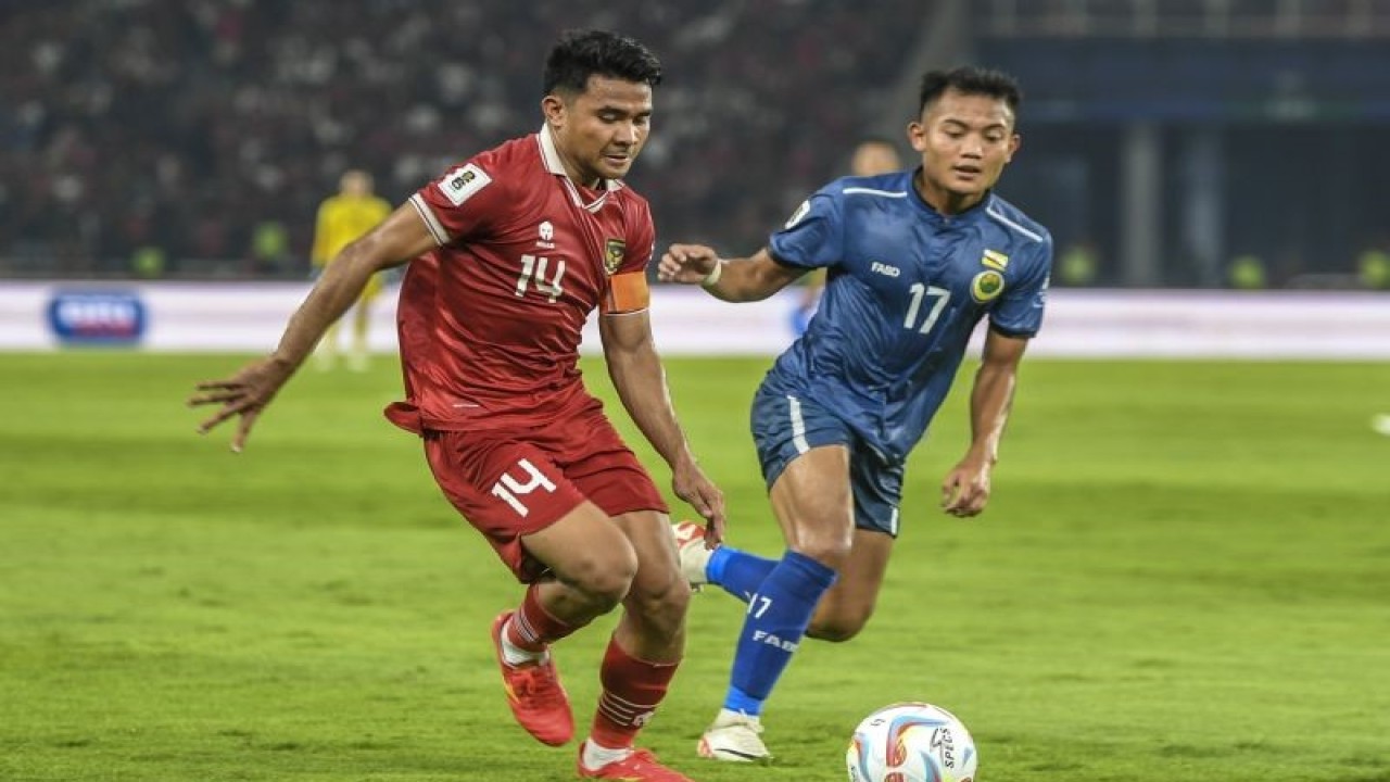 Pesepak bola timnas Indonesia Asnawi Mangkualam (kiri) berusaha melewati hadangan pesepak bola timnas Brunei Muhammad Hakeme (kanan) dalam pertandingan leg 1 kualifikasi Piala Dunia 2026 babak pertama zona Asia di Stadion Utama Gelora Bung Karno (GBK), Senayan, Jakarta, Kamis (12/10/2023). Indonesia menang atas Brunei dengan skor 6-0. ANTARA FOTO/Galih Pradipta/Spt. (ANTARA FOTO/GALIH PRADIPTA)