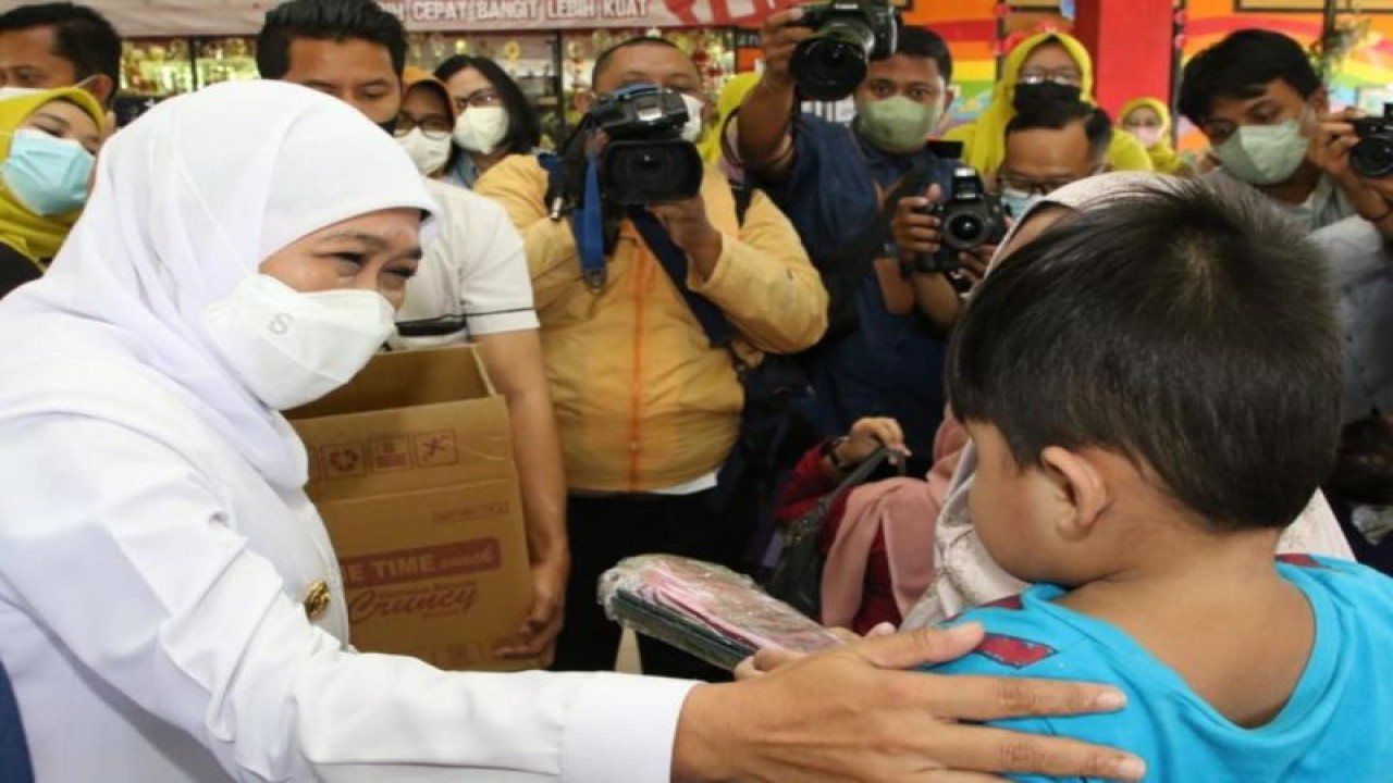 Arsip - Gubernur Jatim Khofifah Indar Parawansa menenangkan seorang bocah dalam sebuah kegiatan di wilayah provinsi setempat. ANTARA/HO-Biro Adpim Jatim