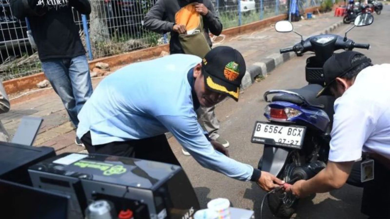 Petugas Suku Dinas Lingkungan Hidup Jakarta Selatan menguji emisi kendaraan bermotor saat razia di Lebak Bulus, Jakarta Selatan, Rabu (1/11/2023). ANTARA FOTO/Sigid Kurniawan/tom.