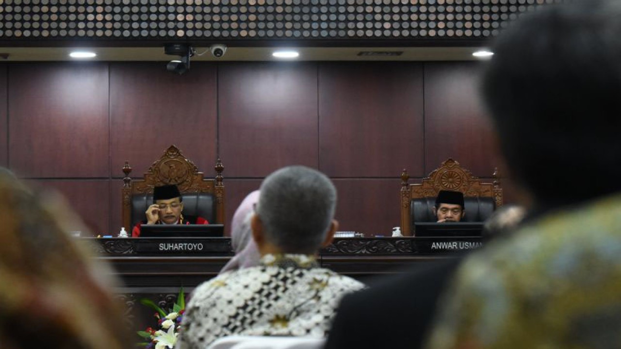 Ketua MK Suhartoyo (kiri) didampingi hakim konstitusi Anwar Usman (kanan) memimpin sidang pleno khusus Penyampaian Laporan Tahunan 2023 dan Pembukaan Masa Sidang Tahun 2024 Mahkamah Konstitusi di ruang sidang utama Gedung MK, Jakarta, Rabu (10/1/2024). (ANTARA FOTO/Indrianto Eko Suwarso/foc)