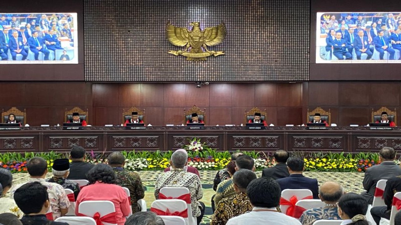 Sidang Pleno Khusus Penyampaian Laporan Tahunan 2023 dan Pembukaan Masa Sidang Tahun 2024 di Ruang Sidang Pleno MK RI, Jakarta, Rabu (10/1/2024). (ANTARA/Fath Putra Mulya)