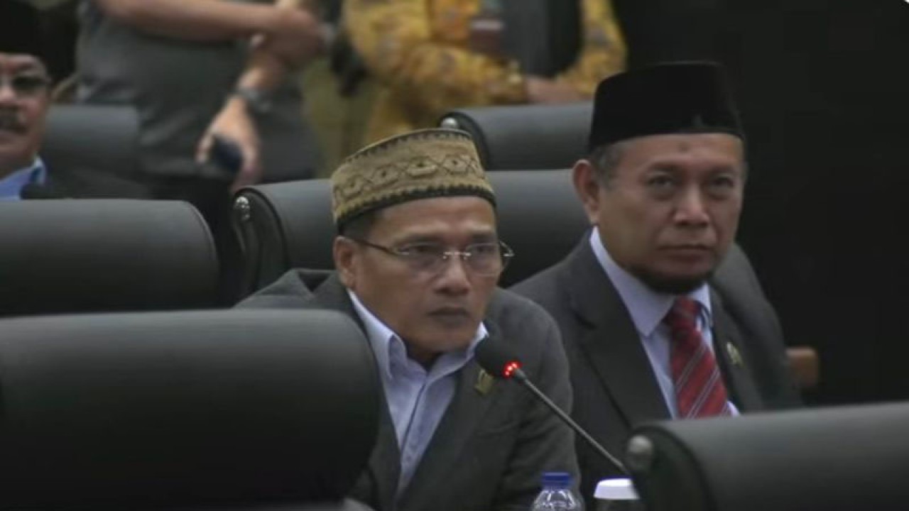 Anggota Komisi B DPRD DKI Suhud Alynudin dalam Rapat Paripurna DPRD DKI Jakarta dengan agenda pelantikan pengganti antarwaktu (PAW) anggota DPRD Provinsi DKI sisa masa jabatan 2019-2024 di Jakarta, Senin (8/1/2024). ANTARA/Tri Meilani Ameliya.