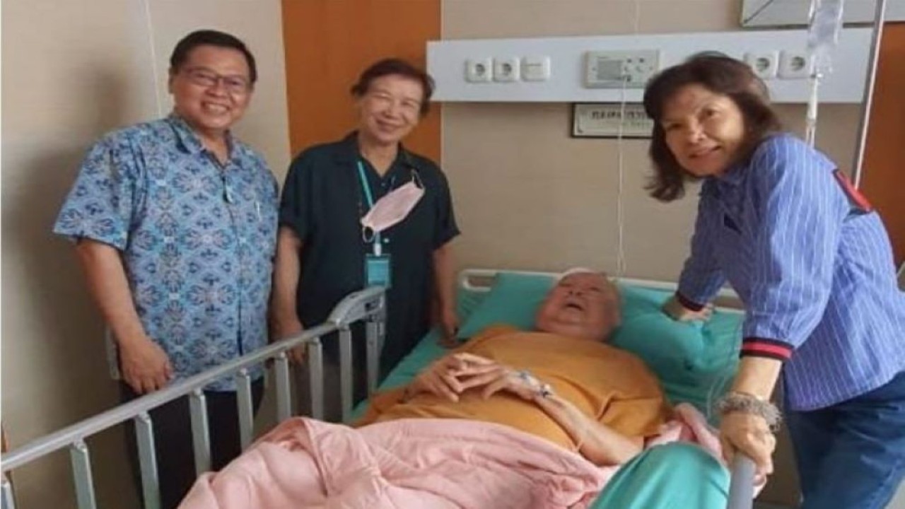 Sumartono Hadinoto saat menjenguk dr Lo di rumah sakit di Solo, Jawa Tengah, beberapa waktu lalu. ANTARA/HO-Dokumentasi Sumartono Hadinoto.