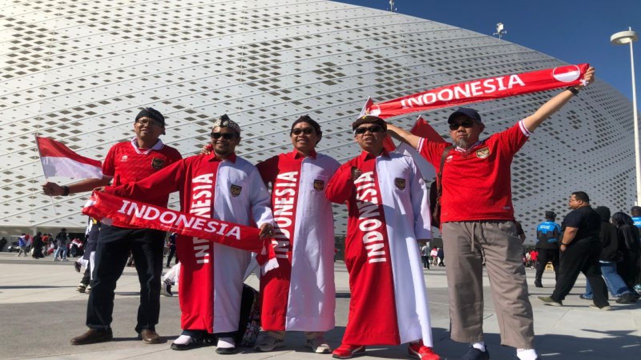 Suporter timnas Indonesia yang tergabung dalam komunitas Ultras Garuda Qatar meramaikan pertandingan Piala Asia 2023 antara Indonesia vs Jepang di Stadion Al Thumama, Doha, Rabu. (ANTARA/Roy Rosa Bachtiar)