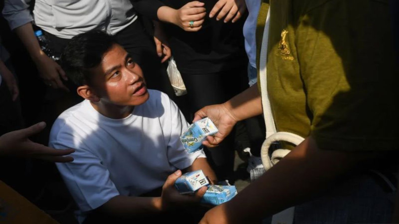 Arsip foto - Cawapres nomor urut 2 Gibran Rakabuming Raka membagikan susu kemasan ke warga di area hari bebas kendaraan bermotor (HBKB) Jalan MH Thamrin, Jakarta, Minggu (3/12/2023). Dalam kesempatan tersebut Gibran menyapa warga yang sedang berolah raga saat HBKB atau 'car free day' (CFD) dan membagikan susu ke anak-anak. ANTARA FOTO/Aditya Pradana Putra/rwa.