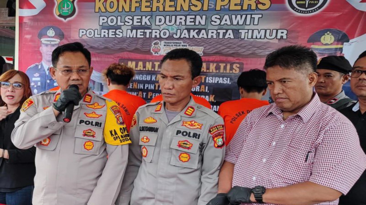 Kapolsek Duren Sawit AKP Sutikno saat memberikan keterangan pers di Mapolsek Duren Sawit, Jakarta Timur, Rabu (31/1/2024). ANTARA/Syaiful Hakim