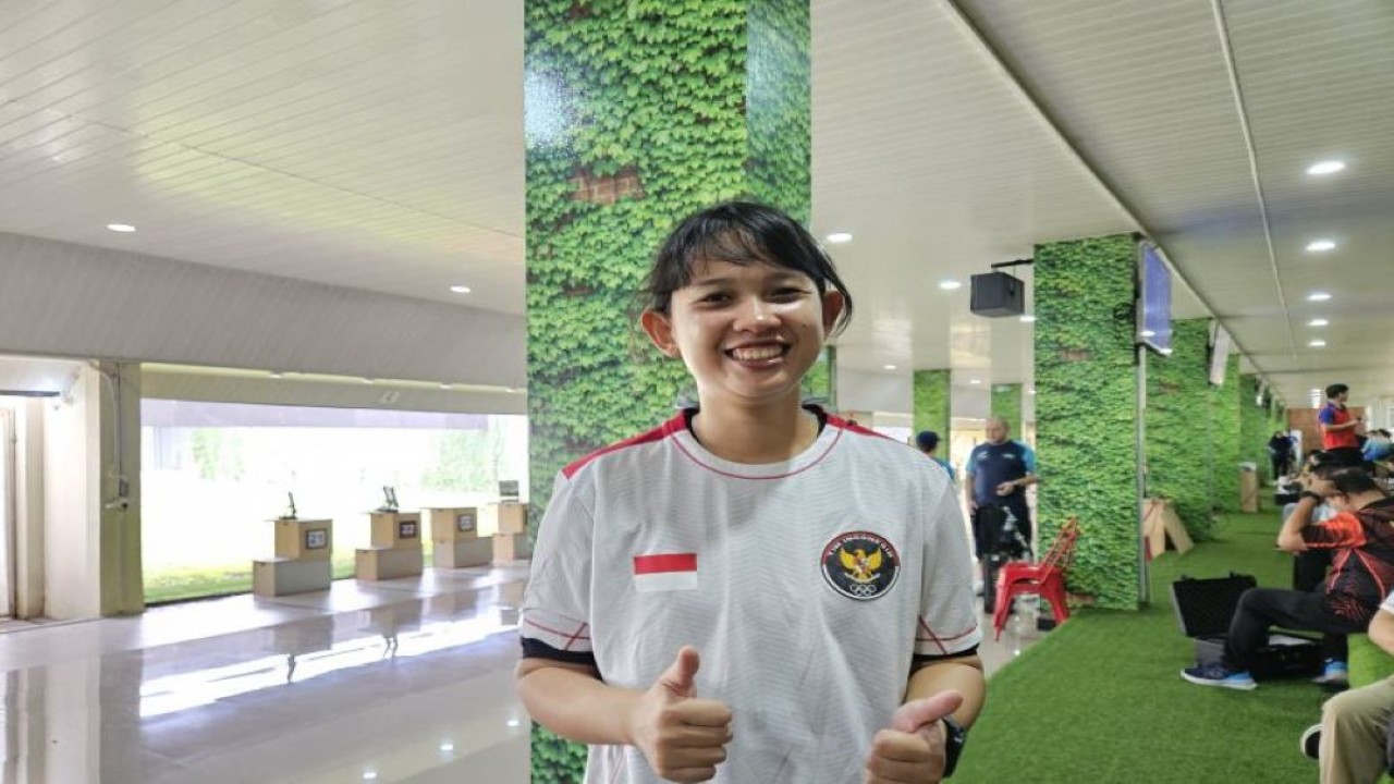 Atlet menembak Indonesia Talitha Judith Almira berpose setelah menjalani kualifikasi nomor pistol 25 meter putri Asian Rifle/Pistol Championship 2024 di Lapangan Tembak Senayan, Jakarta, Kamis (11/1/2024). (ANTARA/RAUF ADIPATI)