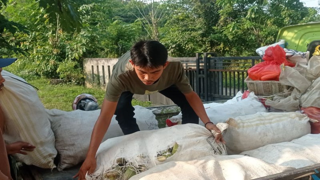 Produksi aneka tanaman sayuran dataran tinggi di Blok Kanaga Warunggunung, Kabupaten Lebak, Banten tengah diangkut ke kendaraan colt untuk dipasok ke Pasar Induk Tanah Tinggi, Tangerang. ANTARA/Mansur