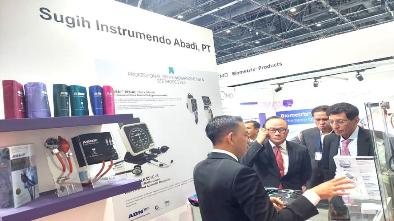 Direktur Jenderal Industri Logam, Mesin, Alat Transportasi, dan Elektronika (ILMATE) Taufiek Bawazier (kanan) meninjau stan para peserta seusai membuka Paviliun Indonesia dalam Pameran Arab Health Tahun 2024 di Dubai, Senin (29/1/2024). ANTARA/HO-Kementerian Perindustrian.