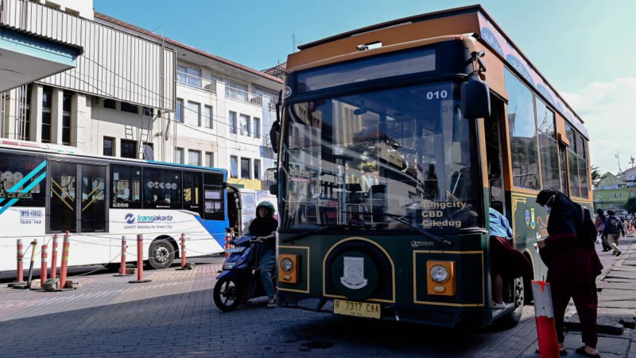 Penumpang menaiki bus Trans Tangerang Ayo (Tayo) di kawasan CBD Ciledug, Kota Tangerang, Kamis (14/12/2023). ANTARA FOTO/Sulthony Hasanuddin/aww