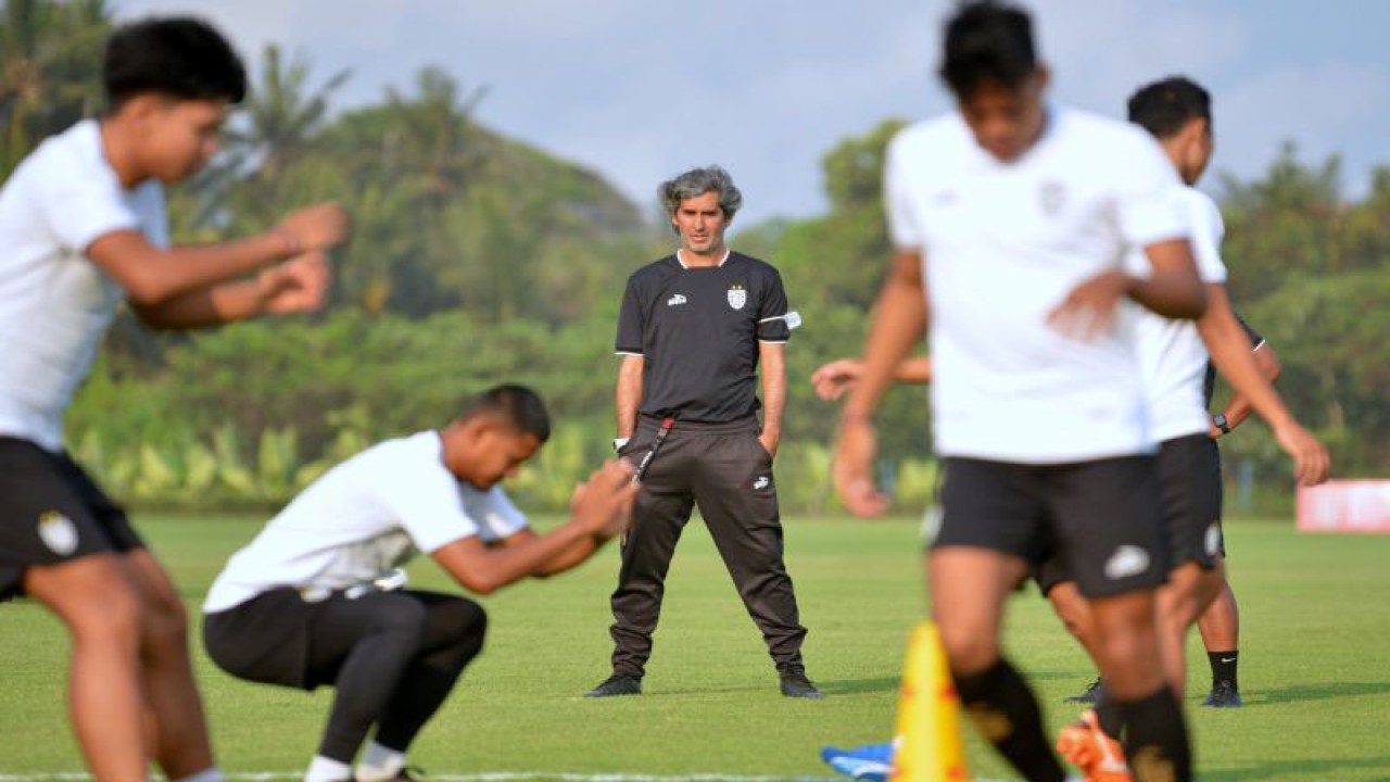 Arsip foto - Pelatih Bali United Stefano Cugurra (tengah) memimpin sesi latihan di Training Center Bali United, Pantai Purnama, Gianyar, Bali, Selasa (7/11/2023). ANTARA FOTO/Fikri Yusuf/foc. (ANTARA FOTO/FIKRI YUSUF)