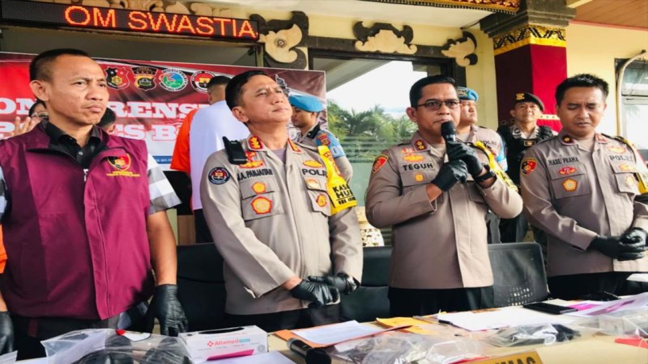 Kapolres Badung Teguh Priyo Wasono (kedua dari kanan) didampingi oleh Katim Lidik sidik Ditipidum Bareskrim Polri Kombes Pol. Whisnu Caraka (paling kiri) dan Kabid Humas Polda Bali Kombes Pol. Jansen Avitus Panjaitan (kedua dari kiri) memberikan keterangan terkait pengungkapan kasus penembakan WNA Turki pada konferensi pers di Mapolres Badung, Bali, Selasa (30/1/2024). ANTARA/Rolandus Nampu