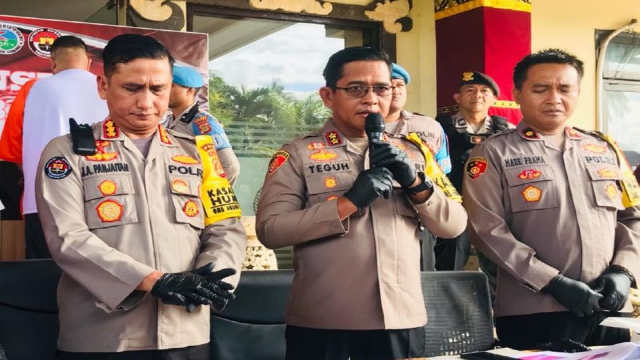 Kepala Kepolisian Resor Badung AKBP Teguh Priyo Wasono (tengah) didampingi Kepala Bidang Hubungan Masyarakat Polda Bali Kombes Pol. Jansen Avitus Panjaitan (kiri) dan Wakapolres Badung Kompol. I Made Pramasetia (kanan) memberikan keterangan terkait penembakan WNA Turki Turan Mehmet (30) oleh WNA Mexico pada konferensi pers di Mapolres Badung, Bali, Selasa (30/1/2024). ANTARA/Rolandus Nampu