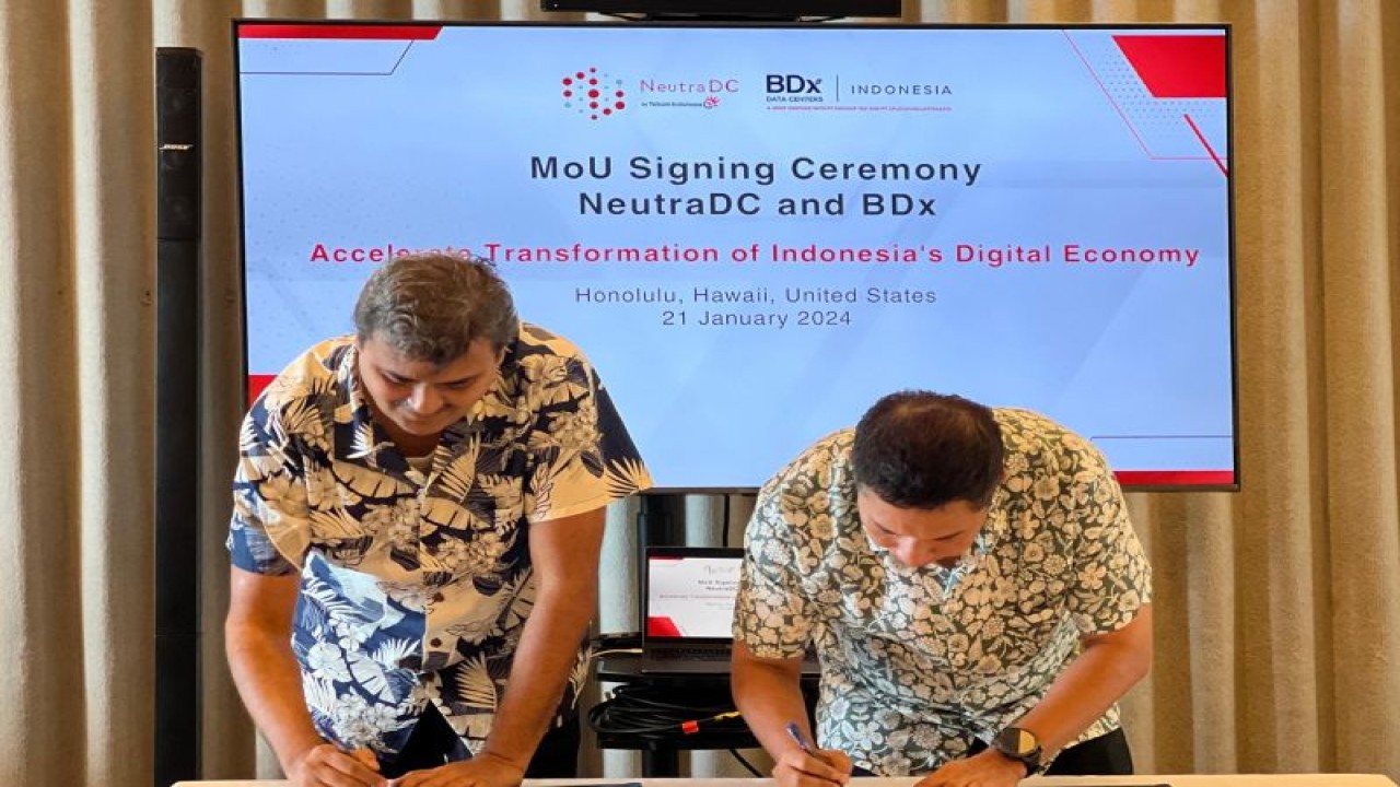 CEO NeutraDC, Andreuw Th A F (kanan) dan CEO BDx, Mayank Srivastava saat penandatanganan Nota Kesepahaman (MoU) antara Telkom Data Ekosistem (NeutraDC) dan joint venture dari BDx Data Centers (BDx), Indosat, dan Lintasarta, BDx Indonesia di Pacific Telecommunications Council (PTC) 2024, di Honolulu, Hawaii, AS, Minggu (21/1/2024). ANTARA/HO-Humas Telkom