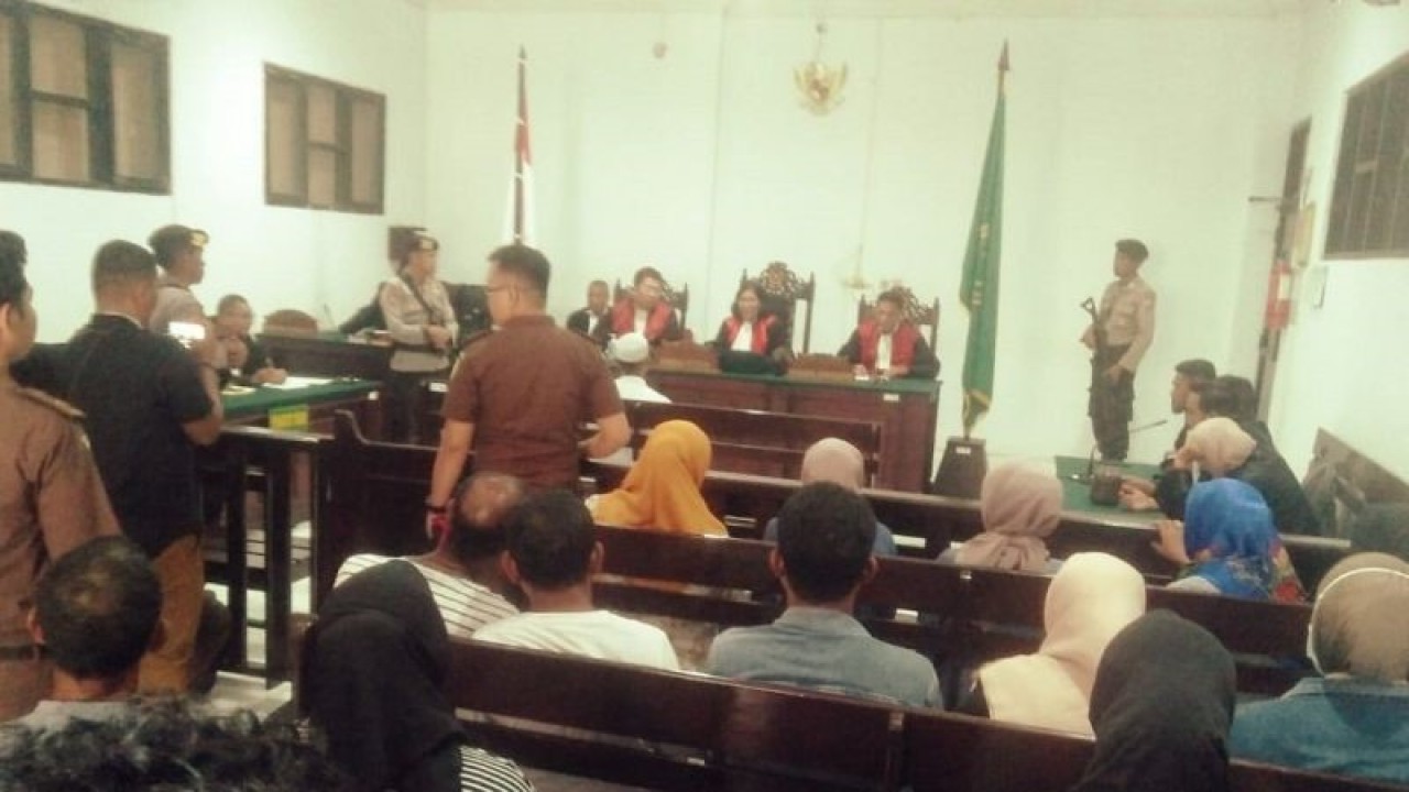 Mejelis hakim PN Ambon menghukum Nazril Fahlevy Nahumarury, terdakwa tindak pidana penganiayaan dan pembunuhan terhadap Fajrul Seknun dan menyebabkan Arafik Henamuly cacat seumur hidup lolos selama 20 tahun penjara. (8/1) (ANTARA/daniel/)