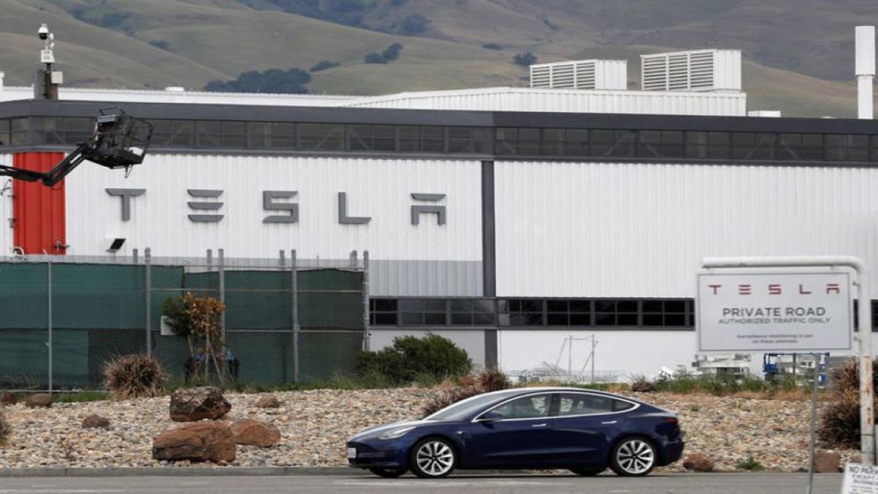 Sebuah kendaraan Tesla melewati pabrik kendaraan utama Tesla di Fremont, California, Amerika Serikat, pada 11 Mei 2020. (Dok/Stephen Lam/Reuters)