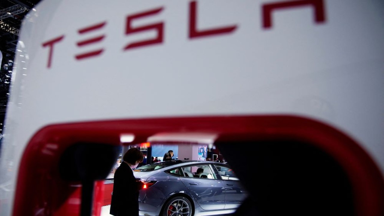 Kendaraan listrik Tesla di Shanghai, China, pada 20 April 2021. (Dok/Aly Song/Reuters)