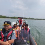 Tim Emergency Response Syahbandar evakuasi penumpang kapal kandas-1704367375